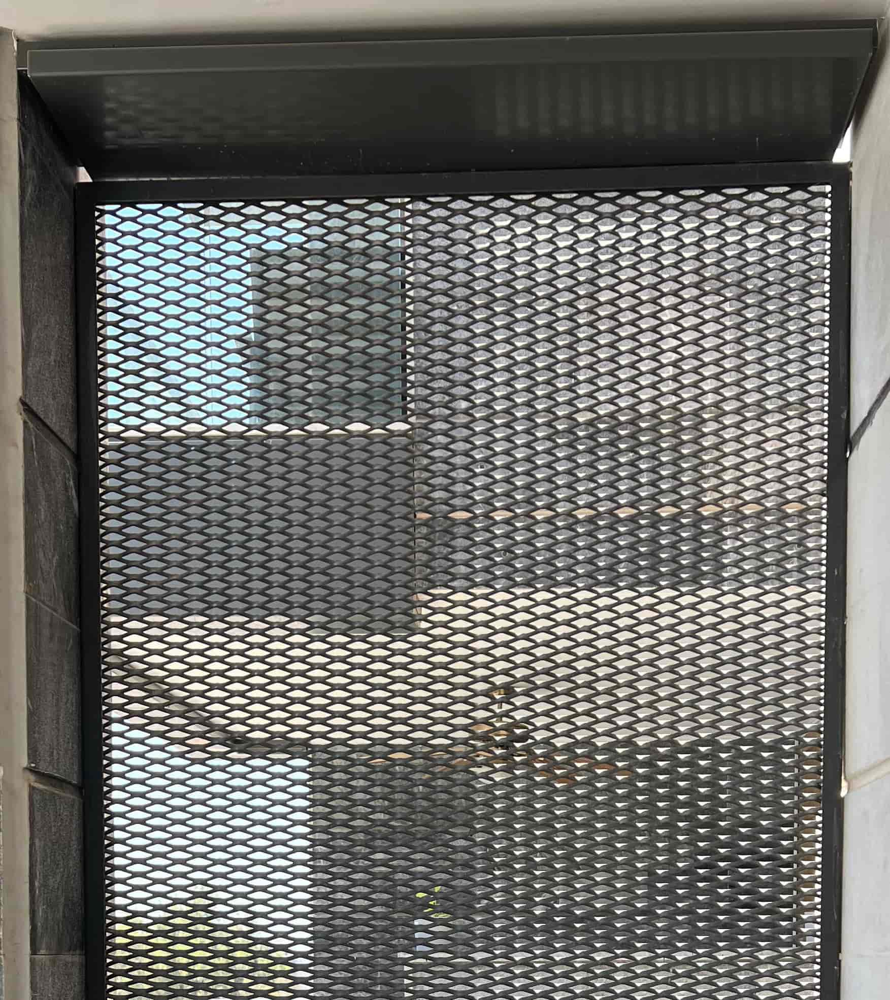 Original balcony metallic net before the vertical garden installation